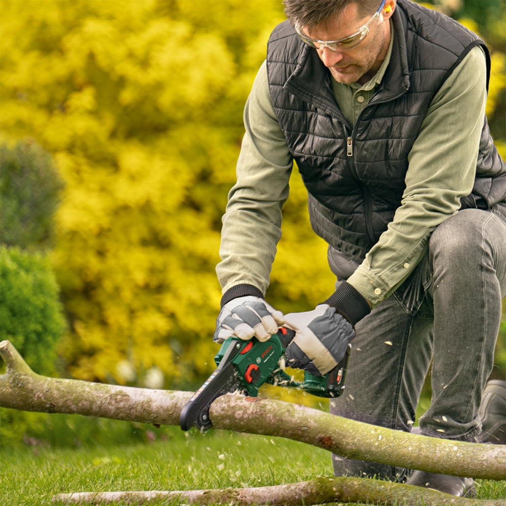 Bosch Mini Chain Saw EasyChain 18V-15-7 (for Cutting Through Wood; 18 Volt System; Chain Speed: 6.95m/s; Without Battery)