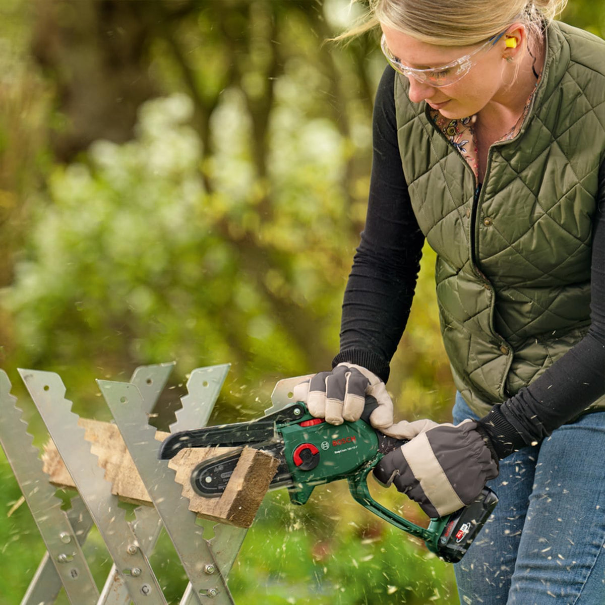 Bosch Mini Chain Saw EasyChain 18V-15-7 (for Cutting Through Wood; 18 Volt System; Chain Speed: 6.95m/s; Without Battery)