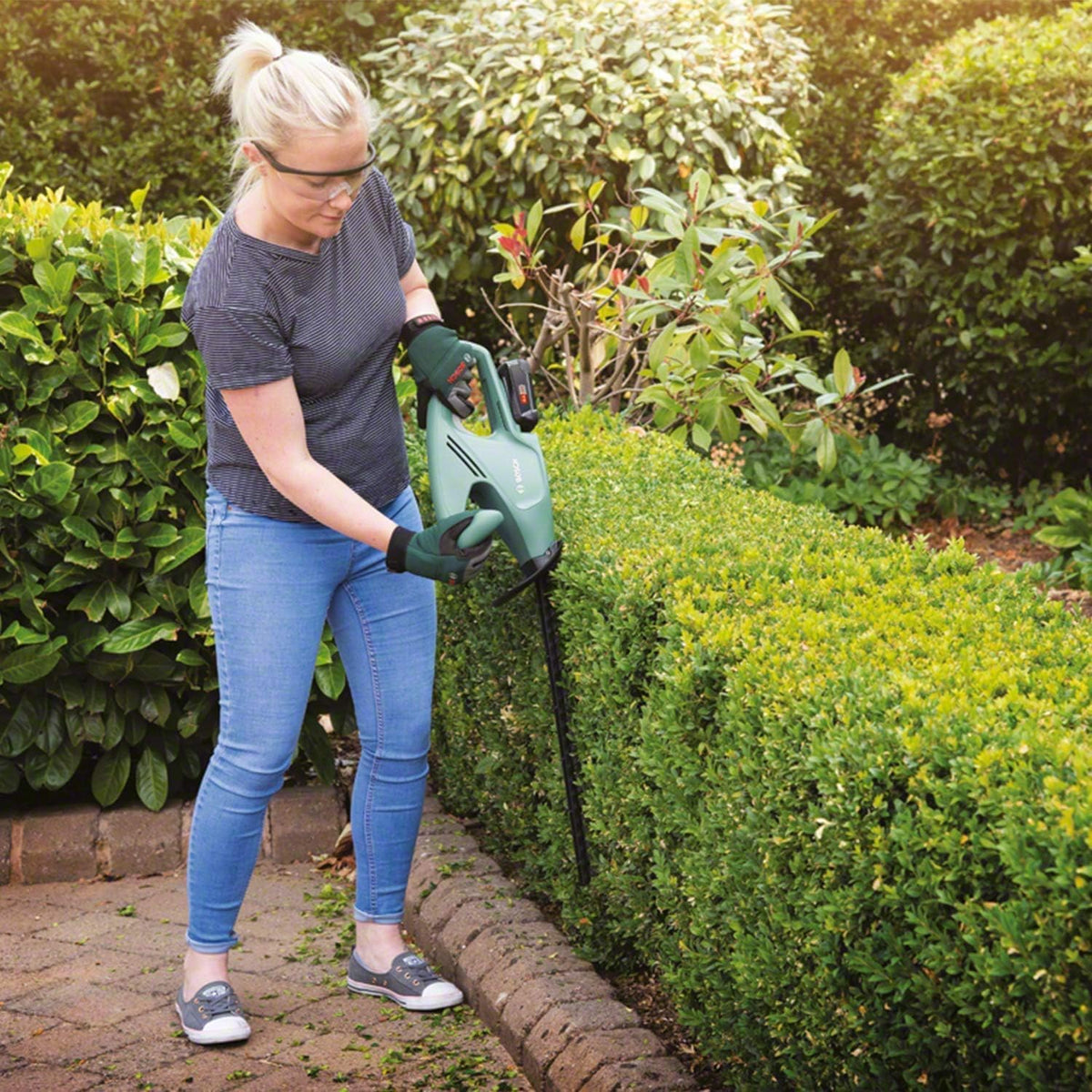Bosch Cordless Hedge Cutter EasyHedgeCut 18-45 (1 Battery 2.0 Ah, 18 Volt System, Blade Length 45 cm, in Carton Packaging)